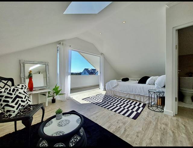 5 BEDROOM HOUSE FOR SALE IN GROTTO BAY